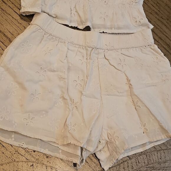 White Eyelet Crop Top and Shorts Set Size 7/8 Abercrombie - Picture 3 of 14